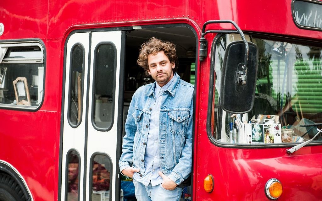 Shai Hoffmann, avec son bus de contact, a rassemblé des jeunes Juifs, chrétiens et musulmans pour leur faire rencontrer les électeurs avant le jour du scrutin (Crédit : Bus der Begegnungen) Shai Hoffmann, avec son bus de contact, a rassemblé des jeunes Juifs, chrétiens et musulmans pour leur faire rencontrer les électeurs avant le jour du scrutin (Crédit : Bus der Begegnungen)