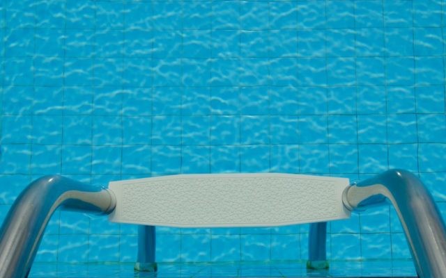 Image d'illustration d'une piscine (Crédit : mailmyworkdd/iStock via Getty images)