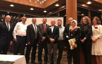 Les fondateurs du Palestinian Students Scholarship Fund avec Ron Robin, et Mouna Maroun, Sheren Falah et Dima Ghazali, anciens bénéficiaires de la bourse, à Chicago, en septembre 2017. (Crédit : autorisation)