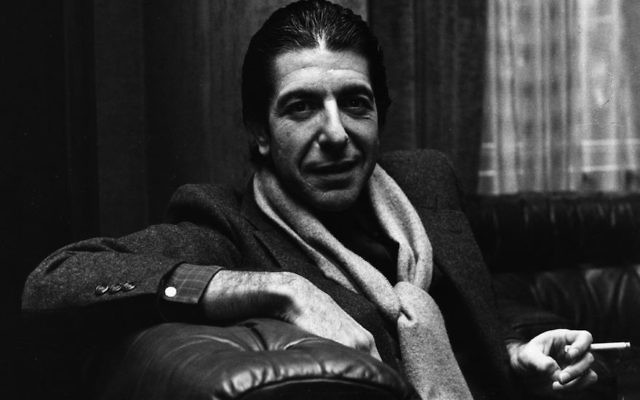 L'auteur-compositeur folk canadien  Leonard Cohen, solennel, partage toutefois une plaisanterie en fumant une cigarette (Crédit : Evening Standard/Getty Images/JTA)