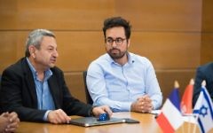 Le secrétaire d'Etat à l'Innovation Mounir Mahjoubi (d) aux côtés du prof. Blumberg, vice-président de la Ben Gurion University of the Neguev, le 7 septembre 2017 (Crédit: Dani Machlis/BGU)