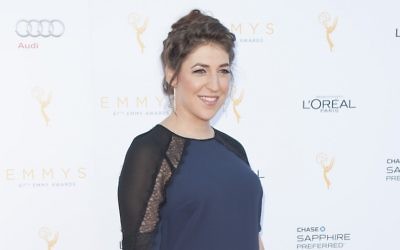Mayim Bialik lors de la 67ème cérémonie des Emmy Awards à Beverly Hills, en Californie, le 19 septembre 2015 (Crédit : Lily Lawrence/Getty Images via JTA)