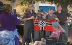 Des hommes participant à un festival culturel dans le Michigan et qui avaient reconstitué des scènes de la Deuxième guerre mondiale ont suscité l'indignation après avoir posé avec un drapeau nazi pour une photo devenue virale sur  Facebook , le 24 septembre 2017 (Capture d'écran)