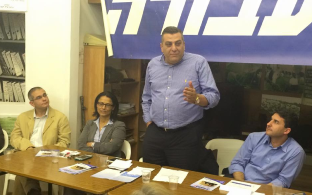 Nizar Alemi en campagne pour les primaires du parti travailliste en décembre 2014 (Crédit : Facebook)