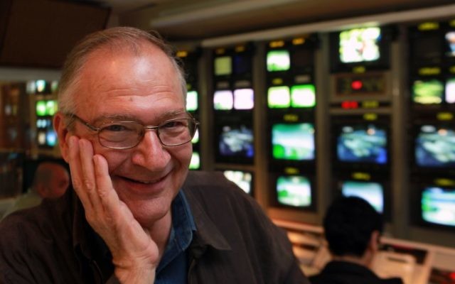 Daniel Peer, figure historique des médias israéliens, décédé le 28 septembre 2017 après un AVC, photographié dans un studio de la télévision publique israélienne à Jérusalem, le 31 janvier 2010. (Crédit : Kobi Gideon/Flash90)