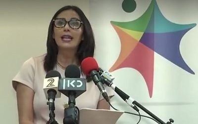 Miri Regev, ministre de la Culture, dans un faux discours télévisé publié sur sa page Facebook au moment de la cérémonie des Ophir, le 19 septembre 2017. (Crédit : capture d'écran YouTUbe)