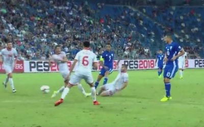 La sélection israélienne contre la Macédoine dans un match de qualification pour la Coupe du Monde de football, à Haïfa, le 2 septembre 2017. (Crédit : capture d'écran Kan)