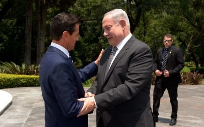 Le Premier ministre Benjamin Netanyahu, à droite, et le président mexicain Enrique Peña Nieto à Mexico, le 14 septembre 2017. (Crédit : Avi Ohayun/GPO)