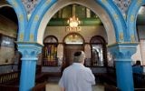 Le directeur général du Judaïsme libéral au Royaume-Uni, le rabbin Danny Rich, à la synagogue de Ghriba dans l'île touristique tunisienne de Djerba durant le pèlerinage annuel juif de Lag B’Omer, le 25 mai 2016 (Crédit :  AFP Photo/Fethi Belaid)