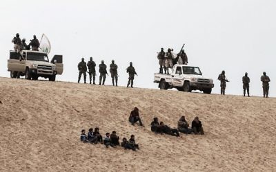 Les Brigades Ezzedine al-Qassam, la branche armée du Hamas, pendant une cérémonie d'hommage à Mohamed Zouari, à Rafah, dans le sud de la bande de Gaza, le 31 janvier 2017. (Crédit : Said Khatib/AFP)