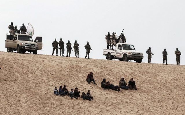 Les Brigades Ezzedine al-Qassam, la branche armée du Hamas, pendant une cérémonie d'hommage à Mohamed Zouari, à Rafah, dans le sud de la bande de Gaza, le 31 janvier 2017. (Crédit : Said Khatib/AFP)