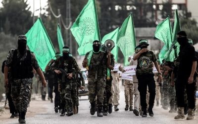 Des jeunes cadets masqués de la branche militaire de l'organisation terroriste du Hamas dans la ville de Khan Younès, dans le sud de la bande de Gaza, le 15 septembre 2017 (Crédit : AFP Photo/Said Khatib)