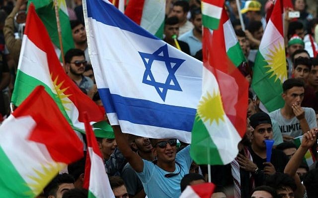 Illustration : Des Kurdes irakiens brandissant un drapeau d'Israël et des drapeaux kurdes lors d'un événement pour inciter les gens à voter lors du référendum pour l'indépendance à Arbil, la capitale de la région autonome kurde au nord de l'Irak, le 16 septembre 2017 (Crédit : Safin Hamed/AFP)