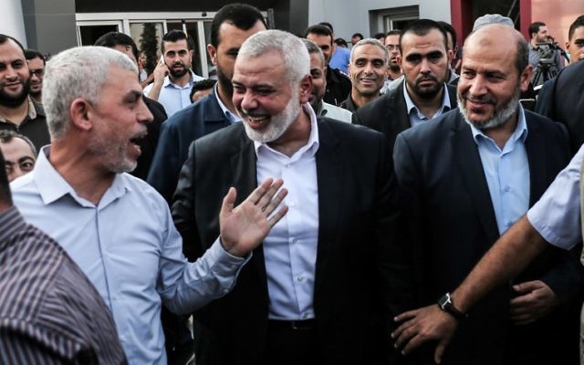 Le chef du Hamas, Ismail Haniyeh, à droite, et Yahya Sinwar, à gauche, du côté palestinien au passage transfrontalier de Rafah, dans le sud de la bande de Gaza, le 19 septembre 2017 (Crédit : AFP PHOTO / SAID KHATIB)