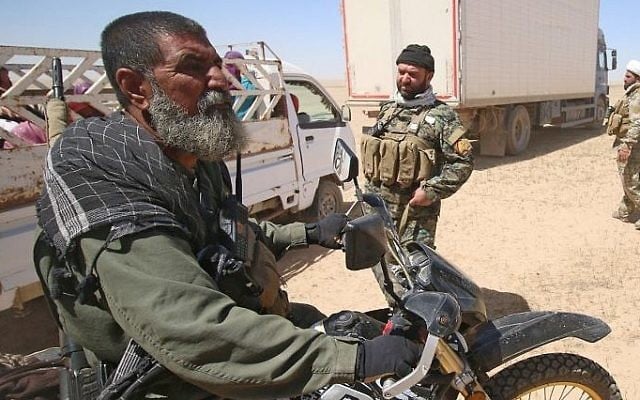 Abou Tahsin al-Salhi, à gauche, sniper des unités Hashed al-Shaabi, qui a tué au moins 320 combattants de l'Etat islamique, à Mossoul, le 26 avril 2017. (Crédit : Haidar Mohammed Ali/AFP)