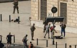 La police française pointe un pistolet sur un homme à terre, au centre, à la gare Saint-Charles de Marseille, en France, le 1er octobre 2017. (Crédit : Paul-Louis Leger/AFP)