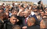 Rami Hamdallah, Premier ministre de l'Autorité palestinienne, à Beit Hanoun, dans le nord de la bande de Gaza, le 2 octobre 2017. (Crédit : Mahmud Hams/AFP)