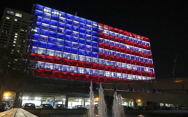 La mairie de Tel Aviv aux couleurs du drapeau américain en hommage aux victimes de la fusillade de Las Vegas, le 2 octobre 2017. (Crédit : Jack Guez/AFP)