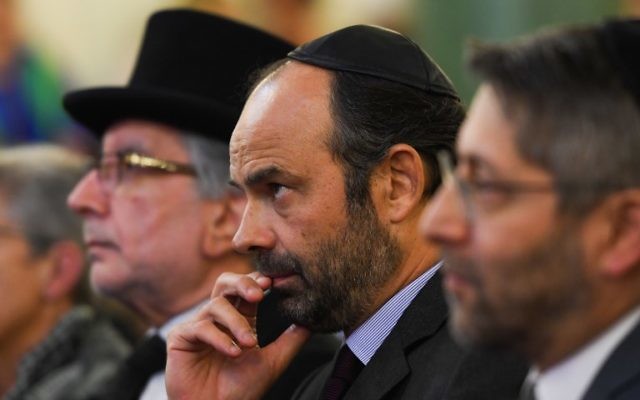 Le Premier ministre français Edouard Philippe, au centre, avec le grand rabbin de France, Haim Korsia, pendant la cérémonie des vœux à la communauté juive de France, dans la synagogue de la rue Buffault, le 2 octobre 2017. (Crédit : Christophe Archambault/Pool/AFP)