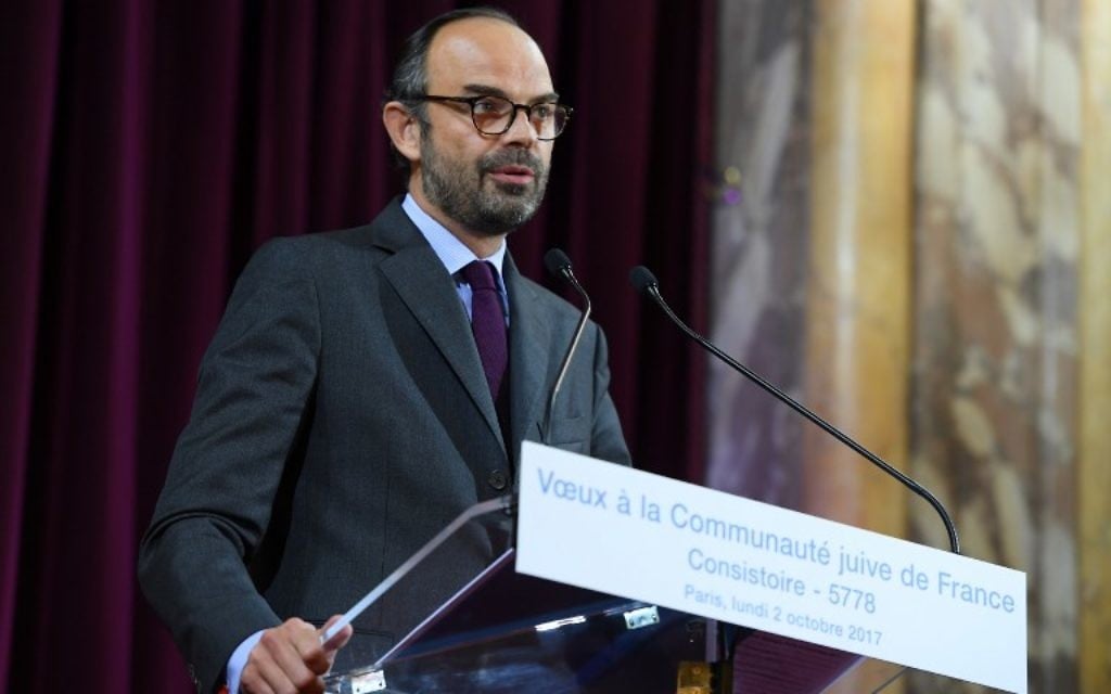 Le Premier ministre français Edouard Philippe pendant la cérémonie des vœux à la communauté juive de France, dans la synagogue de la rue Buffault, le 2 octobre 2017. (Crédit : Christophe Archambault/Pool/AFP) Le Premier ministre français Edouard Philippe pendant la cérémonie des vœux à la communauté juive de France, dans la synagogue de la rue Buffault, le 2 octobre 2017. (Crédit : Christophe Archambault/Pool/AFP)