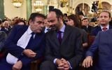 Le président du Consistoire, Joël Mergui, à gauche, avec le Premier ministre français Edouard Philippe pendant la cérémonie des vœux à la communauté juive de France, dans la synagogue de la rue Buffault, le 2 octobre 2017. (Crédit : Christophe Archambault/Pool/AFP)