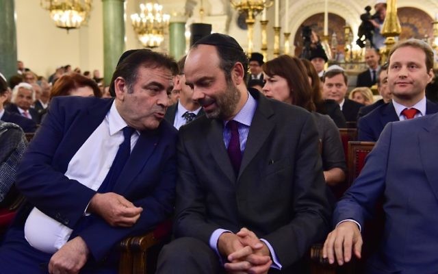 Le président du Consistoire, Joël Mergui, à gauche, avec le Premier ministre français Edouard Philippe pendant la cérémonie des vœux à la communauté juive de France, dans la synagogue de la rue Buffault, le 2 octobre 2017. (Crédit : Christophe Archambault/Pool/AFP)