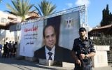 Un garde de sécurité du Hamas devant un portrait du président égyptien Abdel Fattah al-Sissi, près des bureaux gouvernementaux de Gaza Ville, le 3 octobre 2017. (Crédit : Mohammed Abed/AFP)