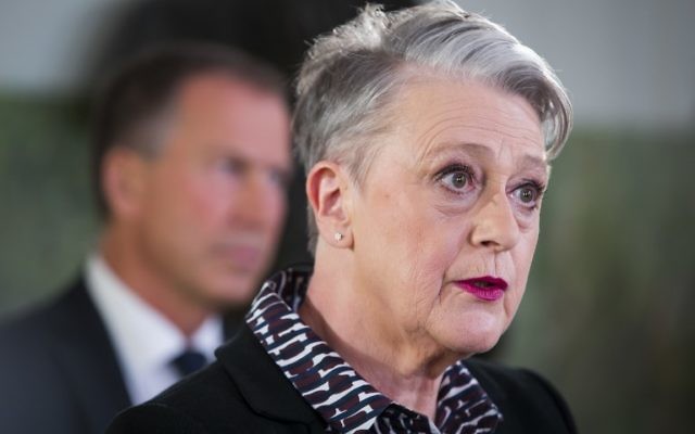 La présidente du Comité Nobel norvégien, Berit Reiss-Andersen (au premier plan) et le secrétaire du comité Nobel, Olav Njoelstad (en arrière plan), annoncent le prix Nobel de la paix, de 6 octobre 2017 à Oslo, Norvège (Crédit : AFP PHOTO / NTB scanpix / Heiko JUNGE / Norway OUT) La présidente du Comité Nobel norvégien, Berit Reiss-Andersen (au premier plan) et le secrétaire du comité Nobel, Olav Njoelstad (en arrière plan), annoncent le prix Nobel de la paix, de 6 octobre 2017 à Oslo, Norvège (Crédit : AFP PHOTO / NTB scanpix / Heiko JUNGE / Norway OUT)