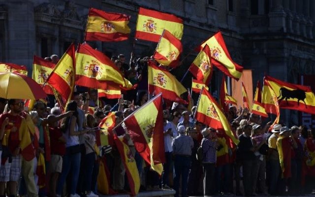 Des manifestants avec des drapeaux espagnols pendant une manifestation contre l'indépendance catalane à Madrid, le 7 octobre 2017. (Crédit : Javier Soriano/AFP) Des manifestants avec des drapeaux espagnols pendant une manifestation contre l'indépendance catalane à Madrid, le 7 octobre 2017. (Crédit : Javier Soriano/AFP)