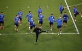 L'équipe israélienne à l'entraînement au stade Teddy de Jérusalem, le 8 octobre 2017. (Crédit : Thomas Coex/AFP)