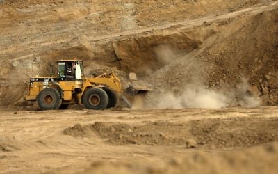 Des bulldozers réalisent des fouilles à Tell es-Sakan, au sud de Gaza Ville, le 9 octobre 2017. (Crédit : Mahmud Hams/AFP)