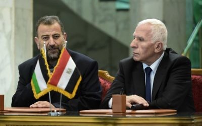 Saleh al-Arouri, à gauche, représentant du Hamas, et Azzam al-Ahmad, représentant du Fatah, en conférence de presse après la signature d'un accord de réconciliation entre les deux factions palestiniennes, au Caire, le 12 octobre 2017. (Crédit : Khaled Desouki/AFP)