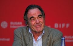 Le réalisateur américain Oliver Stone lors d'une conférence de presse du Jury du 22ème Festival international du film de Busan (BIFF) au Busan Cinema Center à Busan, Corée du Sud, le 13 octobre 2017 (Crédit : AFP PHOTO / JUNG Yeon-Je)