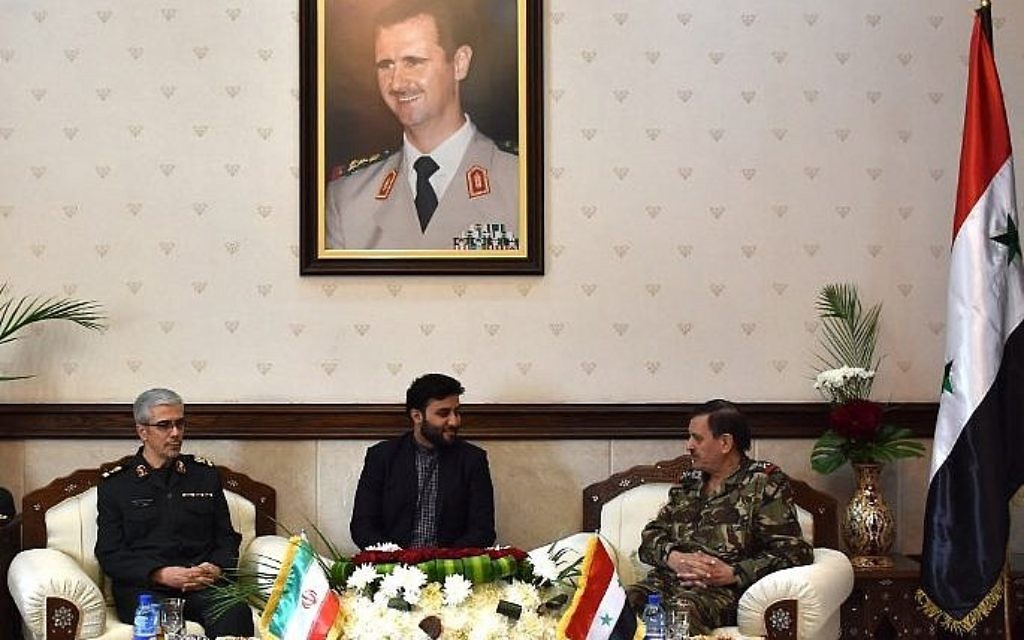 Le chef des forces armées iraniennes, le général de division Mohammad Bagheri, (à gauche), avec le général Fahd al-Freij, (à droite), ministre syrien de la Défense, au ministère de la Défense de Damas, le 18 octobre 2017. (Crédit : STRINGER/AFP)