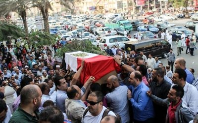 Funérailles du capitaine Ahmed Fayez de la police égyptienne, devant une mosquée du Caire, le 21 octobre 2017. (Crédit : Fayed El-Geziry/AFP)