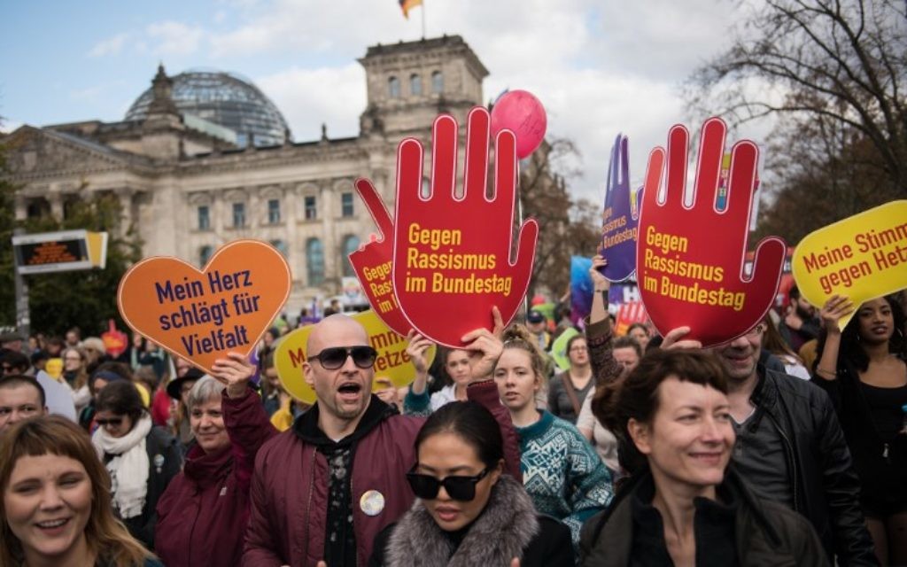 Manifestation contre la haine et le racisme au Bundestag, le parlement allemand, et contre le parti d'extrême-droite Afd à Berlin, le 22 octobre 2017. (Crédit : Steffi Loos/AFP) Manifestation contre la haine et le racisme au Bundestag, le parlement allemand, et contre le parti d'extrême-droite Afd à Berlin, le 22 octobre 2017. (Crédit : Steffi Loos/AFP)