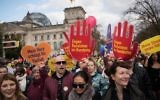 Manifestation contre la haine et le racisme au Bundestag, le parlement allemand, et contre le parti d'extrême-droite Afd à Berlin, le 22 octobre 2017. (Crédit : Steffi Loos/AFP)