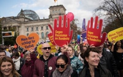 Manifestation contre la haine et le racisme au Bundestag, le parlement allemand, et contre le parti d'extrême-droite Afd à Berlin, le 22 octobre 2017. (Crédit : Steffi Loos/AFP)
