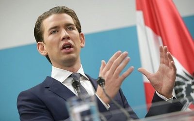 Sebastian Kurz, nouveau dirigeant élu de l'Autriche et président du Parti populaire autrichien, l'ÖVP, en conférence de presse à Vienne, le 24 octobre 2017. (Crédit : Georg Hochmuth/Austria OUT/APA/AFP)