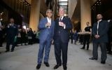 Michael Bloomberg, à droite, accompagné du maire de Londres, Sadiq Khan, devant le nouveau siège en Europe de Bloomberg, à la City de Londres, le 24 octobre 2017. (Crédit : Daniel Leal-Olivas/AFP)