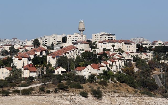 Une photo prise depuis l'implantation israélienne de Kedar montre l'implantation israélienne de Maale Adumim en Cisjordanie, le 26 octobre 2017. (Crédit : Thomas Coex/AFP) Une photo prise depuis l'implantation israélienne de Kedar montre l'implantation israélienne de Maale Adumim en Cisjordanie, le 26 octobre 2017. (Crédit : Thomas Coex/AFP)