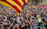 Les gens se réunissent pour fêter la proclamation de la république catalane sur la place  Sant Jaume de Barcelone le 27 octobre 2017 (Crédit :AFP PHOTO / PAU BARRENA)