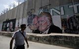 Baiser entre le Premier ministre Benjamin Netanyahu et le président américain Donald Trump sur la barrière de sécurité de Cisjordanie, à Bethléem, le 29 octobre 2017. (Crédit : Musa al Shaer/AFP)