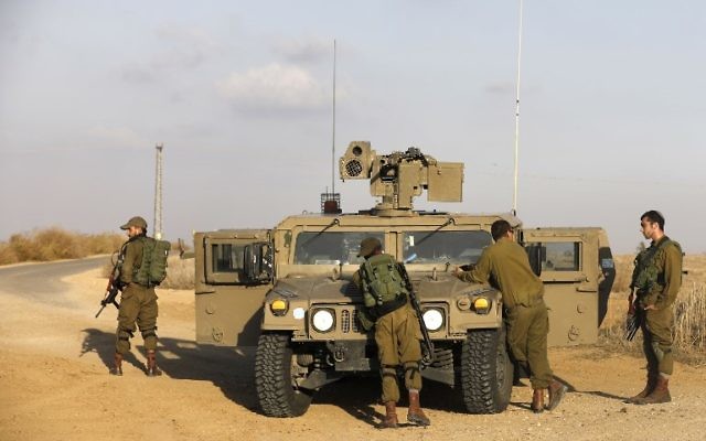 Soldats israéliens en patrouille près de la frontière entre Israël et la bande de Gaza, au niveau du kibboutz Kissufim, le 30 octobre 2017. (Crédit : Menahem Kahana/AFP) Soldats israéliens en patrouille près de la frontière entre Israël et la bande de Gaza, au niveau du kibboutz Kissufim, le 30 octobre 2017. (Crédit : Menahem Kahana/AFP)