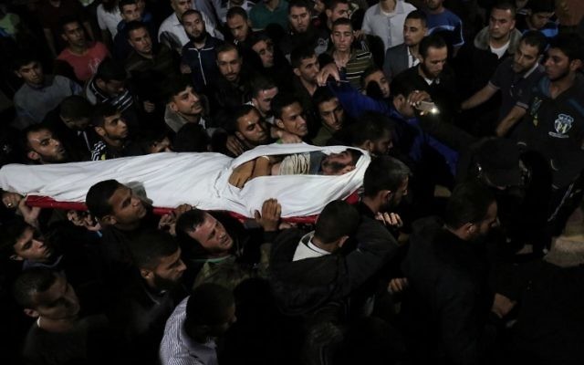 Le corps de Marwan Alagha, Palestinien de 22 ans, transporté à l'hôpital Naser de Khan Younes dans le sud de la bande de Gaza, après sa mort des suites de la destruction par Israël sur son propre territoire d'un tunnel terroriste du Jihad islamique, le 30 octobre 2017. (Crédit : Saïd Khatib/AFP)