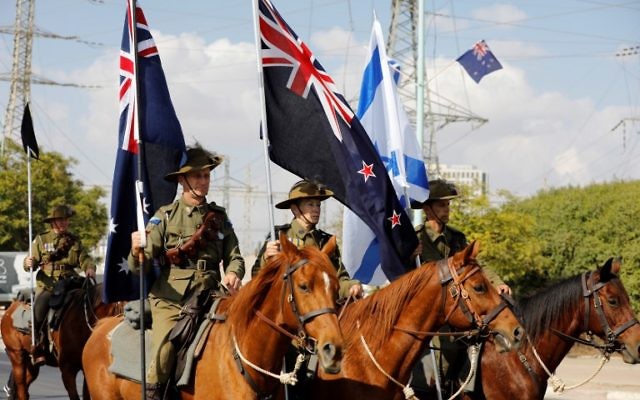 Reconstitution de la bataille de l'ANZAC à Beer Sheva, le 31 octobre 2017. (Crédit : Menahem Kahana/AFP) Reconstitution de la bataille de l'ANZAC à Beer Sheva, le 31 octobre 2017. (Crédit : Menahem Kahana/AFP)