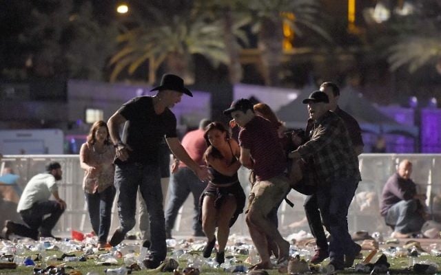 Réactions après une fusillade pendant le festival de musique country Route 91 Harvest, à Las Vegas, le 1er octobre 2017. (Crédit : David Becker/Getty Images/AFP) Réactions après une fusillade pendant le festival de musique country Route 91 Harvest, à Las Vegas, le 1er octobre 2017. (Crédit : David Becker/Getty Images/AFP)