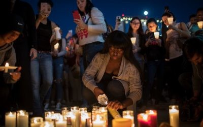 Veillée en hommage aux victimes de la fusillade de Las Vegas, le 2 octobre 2017. (Crédit : Drew Angerer/Getty Images/AFP)