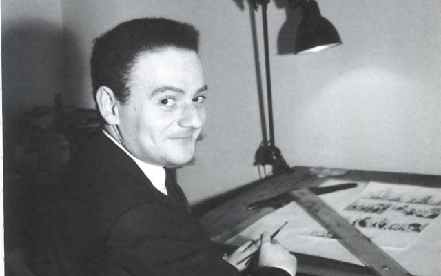 René Goscinny à sa table de dessin. (Crédit :Anne Goscinny. Prêt de l’institut René Goscinny , via le Musée d'art et d'histoire du judaïsme)