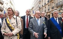 Marine Le Pen, Jean-Marie Le Pen et Bruno Gollnisch (à droite), au défilé du Front national en l'honneur de Jeanne d'Arc, le 1er mai 2010, à Paris (Crédit : Marie-Lan Nguyen/